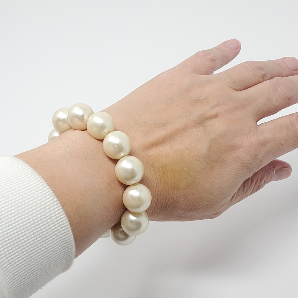 Vintage Chunky Large stretchy Pearl Bracelet 8"
